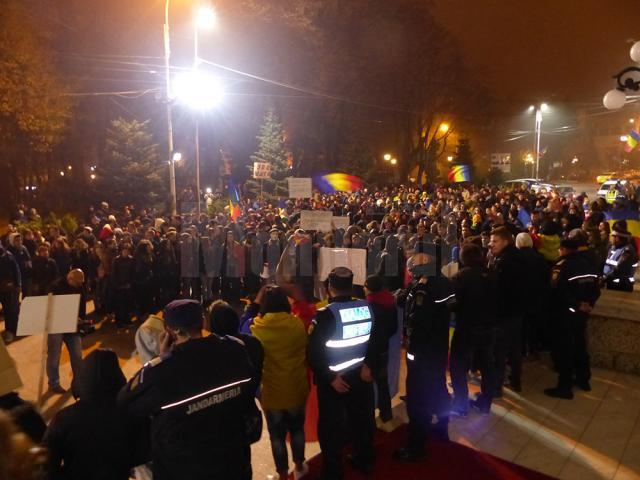 Aproximativ 1.000 de persoane au mărşăluit din nou, aseară, pe străzile Sucevei