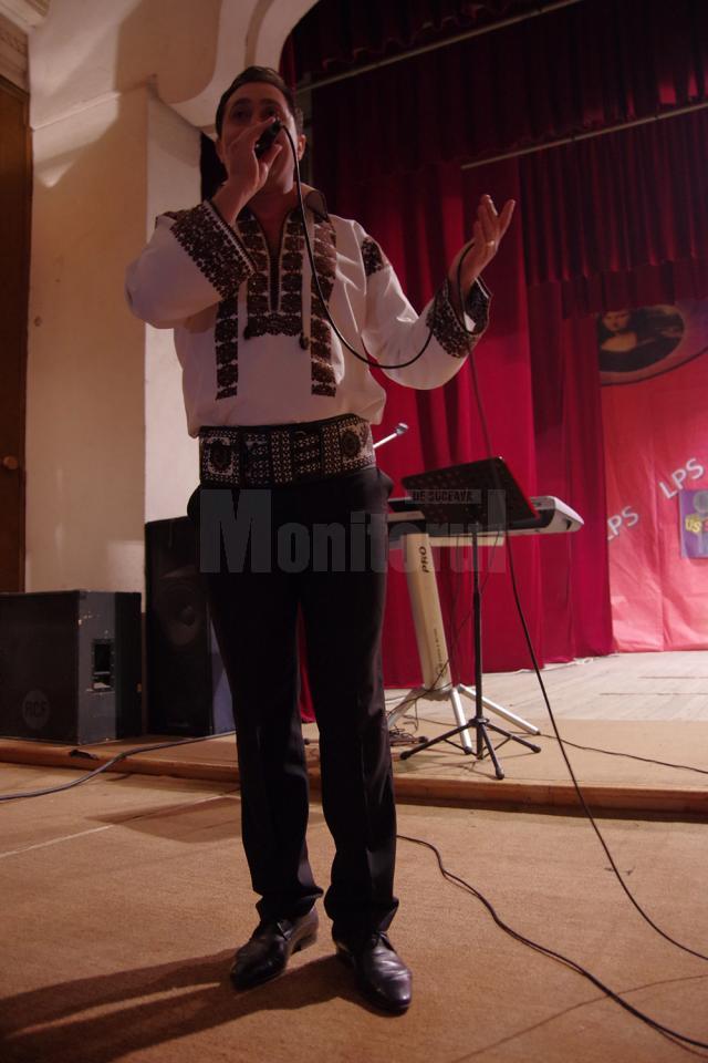 Una dintre surprizele serii a fost prezenţa interpretului sucevean de muzică populară Alexandru Recolciuc