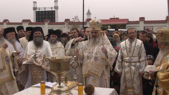 Preafericitul Daniel, Patriarhul României, a sfinţit sâmbătă Mănăstirea Intrarea Maicii Domnului în Biserică, în prezenţa a peste 1.500 de credincioşi