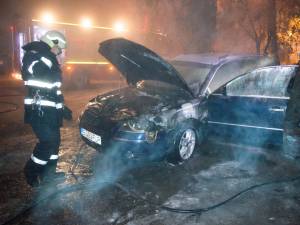 Pompierii de la ISU Suceava au fost chemaţi să stingă incendiul de la o maşină parcată pe strada Scurtă. Foto: Adrian Dabîca