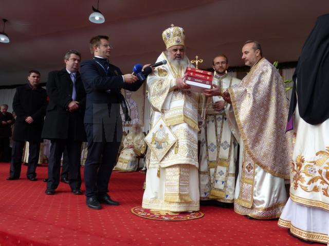 Arhimandritul Iustin Dragomir, starețul Mănăstirii Bogdana, a primit din partea Patriarhului Daniel „Crucea Patriarhală”, cea mai înaltă distincţie a Bisericii Ortodoxe Române