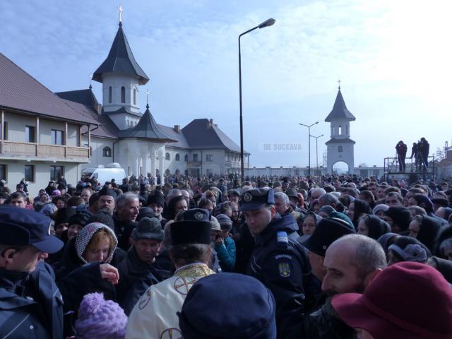 Peste 1.500 de credincioşi, prezenţi la sfinţirea de către Patriarhul României a Mănăstirii Intrarea Maicii Domnului în Biserică