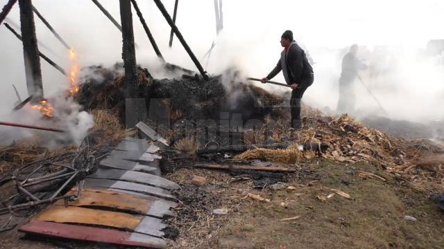 Gospodăria unui bătrân, cuprinsă de flăcări în satul Măneuţi