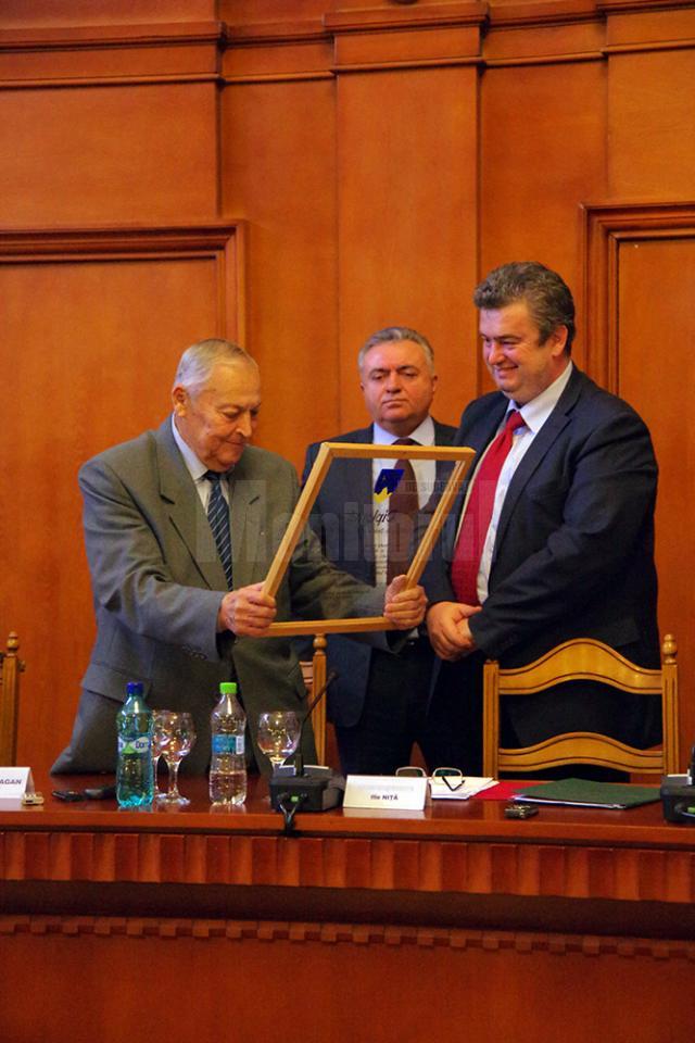 Maestrul Mircea Drăgan a primit de la Cătălin Nechifor diploma de Cetăţean de onoare al judeţului Suceava