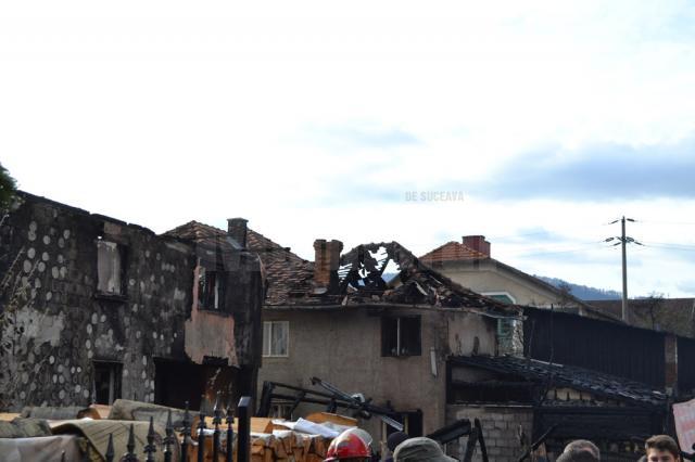 Case foarte apropiate distruse în incendiu
