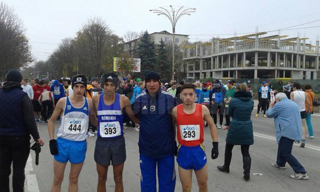 Antrenorul Cristian Prâsneac, alături de trei dintre sportivii săi