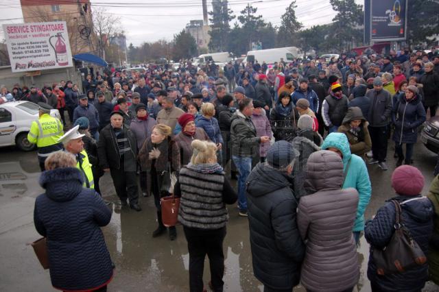 Sute de oameni s-au adunat în semn de nemulţumire vizavi de măsura închiderii Bazarului