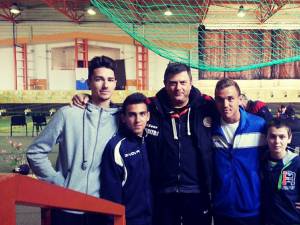 Antrenorul Ștefan Buiucliu alături de cei patru sportivi ai săi de la CSM Suceava și CSȘ Rădăuți