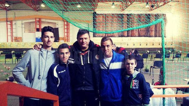 Antrenorul Ștefan Buiucliu alături de cei patru sportivi ai săi de la CSM Suceava și CSȘ Rădăuți
