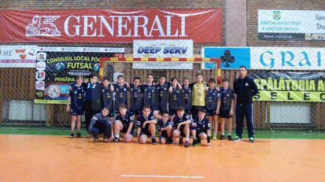 Lotul de juniori ai Clubului Sportiv Universitar din Suceava, alături de antrenorul Vasile Boca