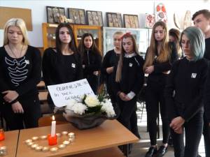 Majoritatea colegilor din clasa a XII-a C de la Colegiul „Dimitrie Cantemir” din Suceava au venit în haine negre, în semn de respect pentru cea alături de care au învăţat până nu demult
