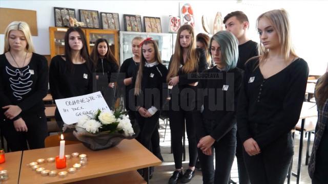 Majoritatea colegilor din clasa a XII-a C de la Colegiul „Dimitrie Cantemir” din Suceava au venit în haine negre, în semn de respect pentru cea alături de care au învăţat până nu demult