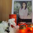 În clasă, un mic altar din candele şi flori însoţeau fotografia fetei şi mesajul „Odihneşte-te în pace, Georgiana”