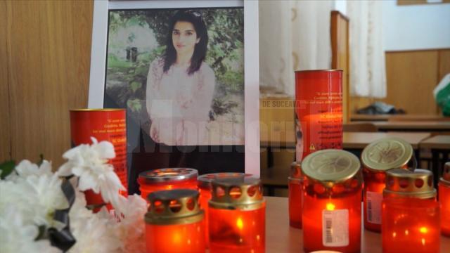 În clasă, un mic altar din candele şi flori însoţeau fotografia fetei şi mesajul „Odihneşte-te în pace, Georgiana”