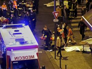 Focuri de armă au izbucnit în cinci locaţii din Paris, vineri seara, când mai multe terase şi restaurante au fost atinse de gloanţe. Foto: Reuters