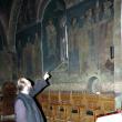 Pr. Nicolae Paicu ne-a arătat că şi pictura este deteriorată în biserică