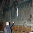 Pr. Nicolae Paicu ne-a arătat că şi pictura este deteriorată în biserică