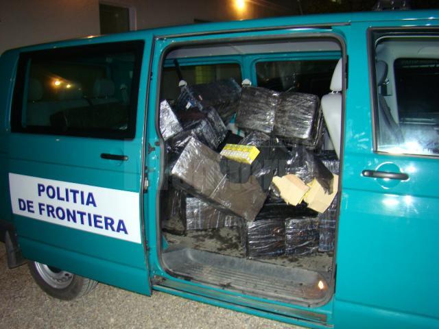 În zonă au fost descoperite mai multe colete care conţineau 11.420 de pachete ţigări, în valoare de 115.000 de lei, care au fost ridicate în vederea confiscării