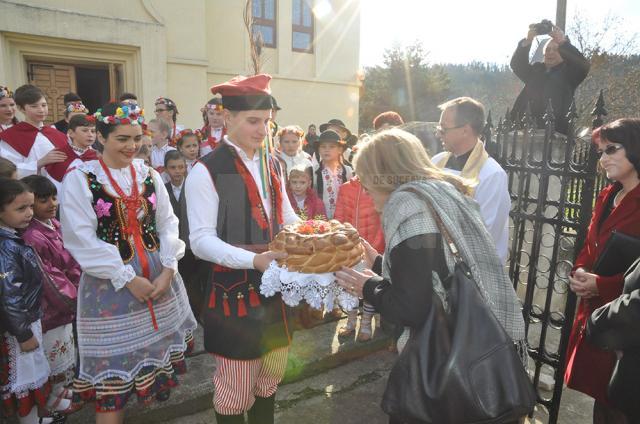 Consulul Poloniei la Bucureşti a premiat trei eleve din judeţul Suceava