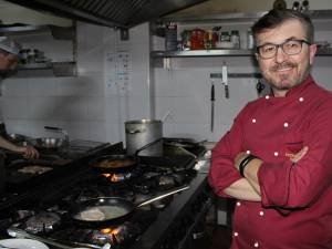 Maestrul Petrişor Tănase în bucătăria Restaurantului „Centru Vechi”
