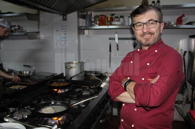 Maestrul în arte culinare Petrișor Tănase alături de echipa de bucătari de la Restaurantul Centru Vechi