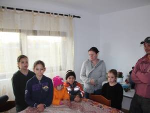 Familia Băcilă din Marginea trăieşte la lumânare
