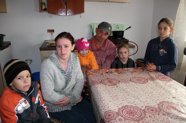 O familie cu cinci copii minori, din Marginea, trăieşte la lumina lumânării
