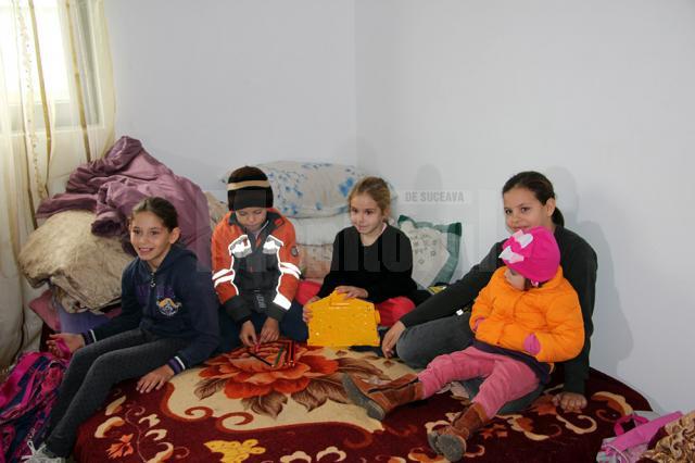 O familie cu cinci copii minori, din Marginea, trăieşte la lumina lumânării