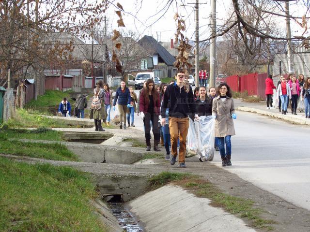 Tinerii din Fălticeni au participat la „Ziua curăţeniei de toamnă”