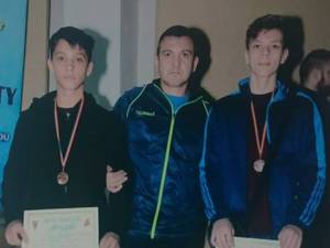 Antrenorul Andu Vornicu, încadrat de cei doi medaliaţi de la Naţionalele de cadeţi