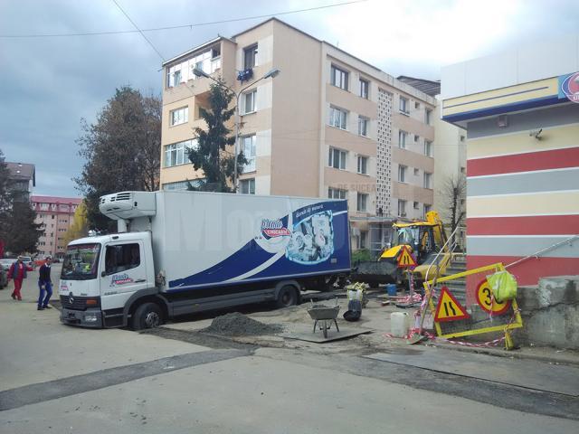 Un camion s-a afundat în şanţurile săpate pe o stradă din Suceava