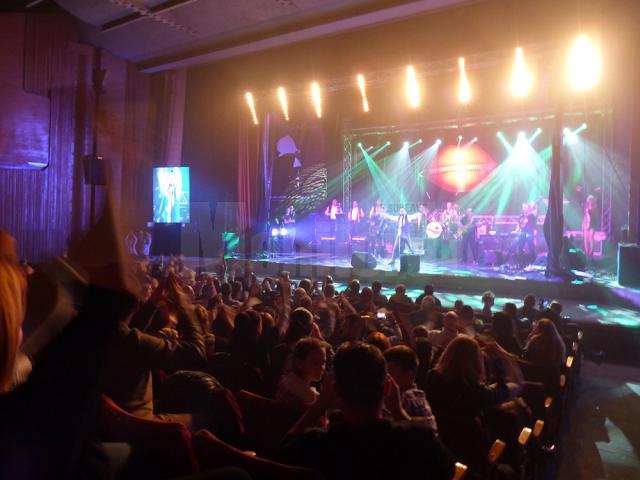 Ştefan Bănică a cucerit publicul sucevean cu muzica şi show-ul oferit vineri seară, pe scena Casei de Cultură