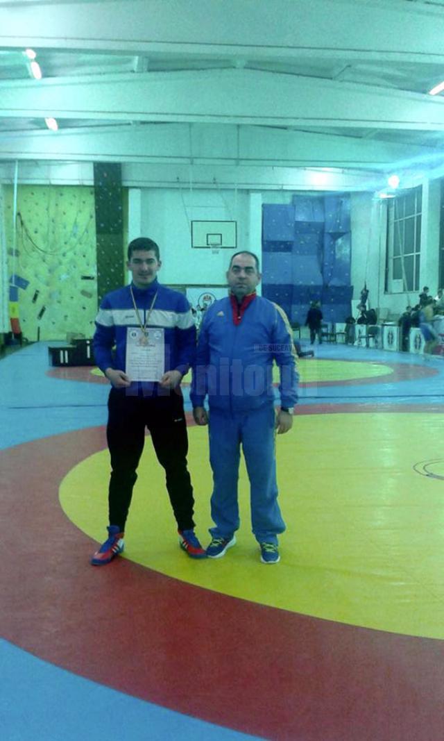 Antrenorul Valerică Gherasim, alături de medaliatul cu bronz la Chișinău, Cristian Teodor Chira
