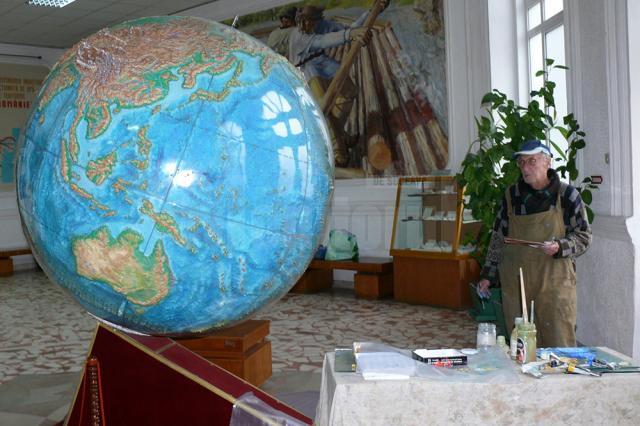 Globul pământesc de la Muzeul Apelor “Mihai Băcescu” din Fălticeni, realizat de profesorul de geografie Neculai Isaic, a fost restaurat de cel care l-a construit