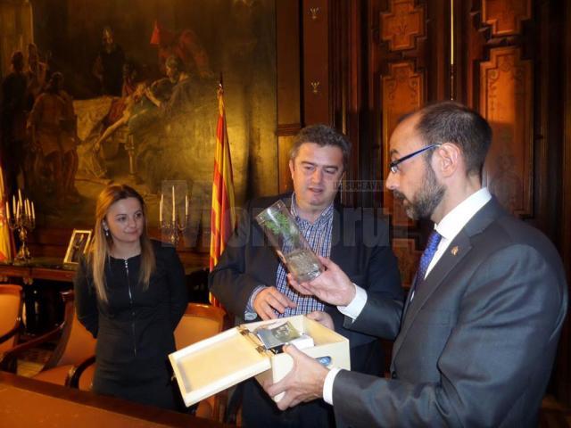 Oficialul spaniol a primit o ladă de zestre a judeţului Suceava