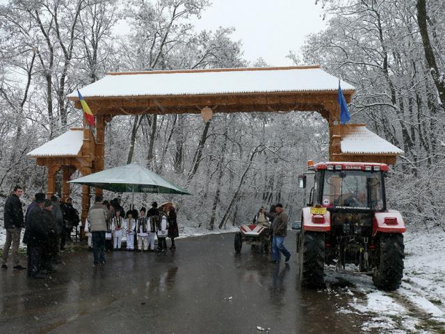 Noua poartă de lemn de la intrarea în comuna Rădăşeni