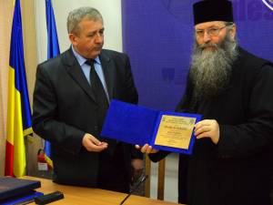 Prefectului Constantin Harasim  i-a înmânat „diploma de excelenţă" arhimandritului Iustin Dragomir