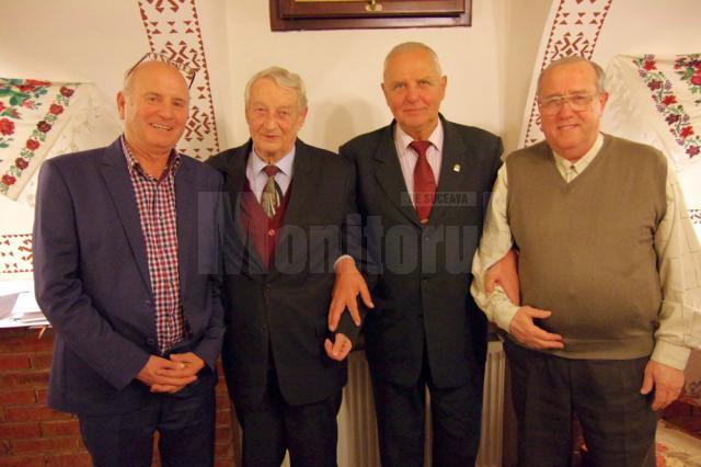 Doctorul Traian Căldare și Petre Rață, alături de doi dintre susținătorii echipei sucevene, Dumitru Popescu și Eugen Girigan