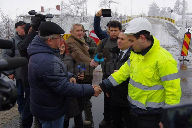 Pasarela CFR de la Iţcani a fost redeschisă circulaţiei rutiere