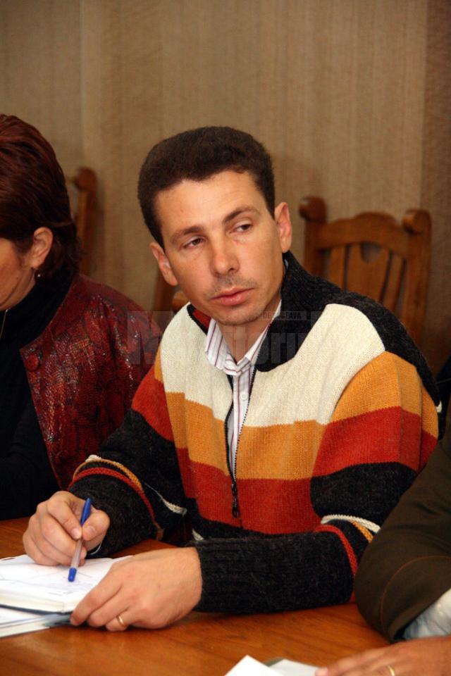 Cristian Andrei Huţanu este acuzat de şefii săi că nu a coordonat şi supravegheat corespunzător modul în care au intervenit utilajele în noaptea de 27 spre 28 noiembrie, când un autocar s-a răsturnat la Clit - Arbore