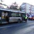 Un autobuz TPL plin cu oameni, aproape de un accident grav