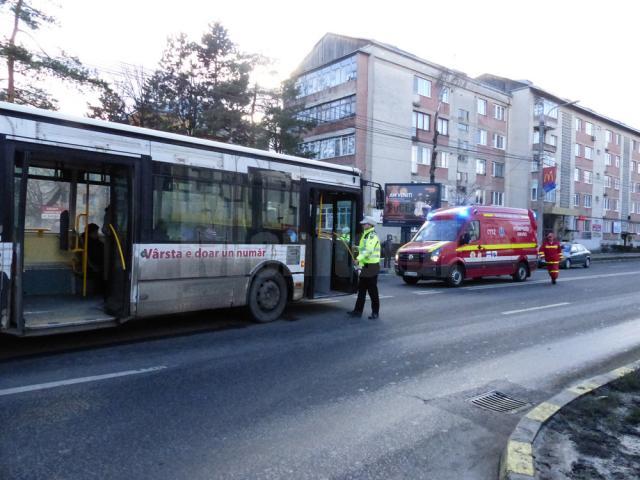 Un autobuz TPL plin cu oameni, aproape de un accident grav