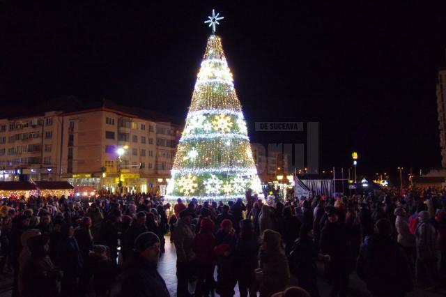 Mii de suceveni au participat la momentul deschiderii luminilor în bradul de Crăciun