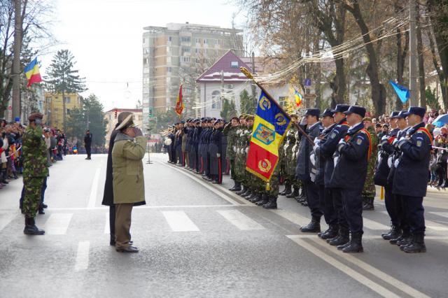 Parada militară de Ziua Naţională a adus în centrul Sucevei mii de oameni