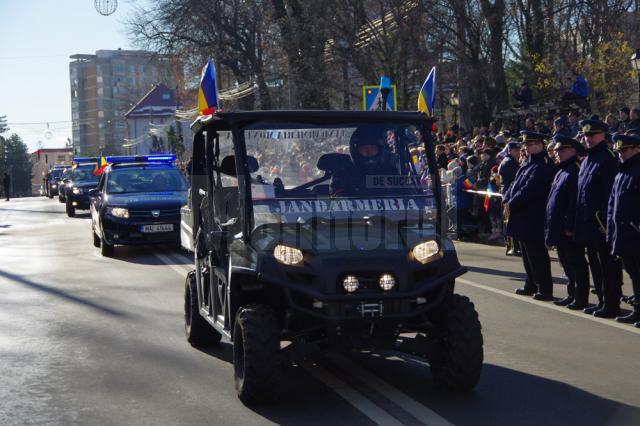 Parada militară de Ziua Naţională a adus în centrul Sucevei mii de oameni