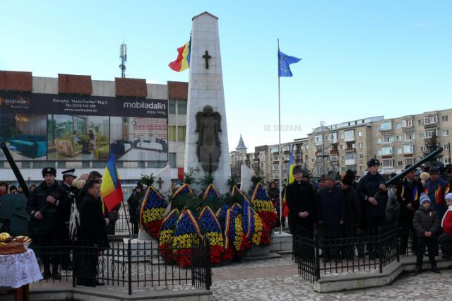 La Monumentul Tuturor Eroilor Neamului din Fălticeni, preotul militar Cătălin Simion a oficiat o slujbă de pomenire şi cinstire a memoriei eroilor, urmată de depuneri de coroane de flori
