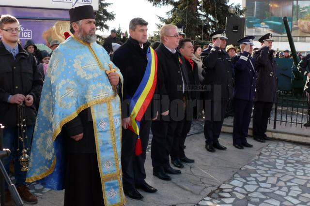 La Monumentul Tuturor Eroilor Neamului din Fălticeni, preotul militar Cătălin Simion a oficiat o slujbă de pomenire şi cinstire a memoriei eroilor, urmată de depuneri de coroane de flori