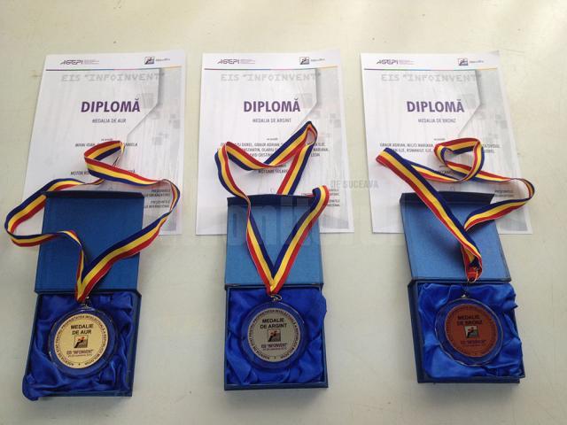 Medalii şi diplome pentru universitarii suceveni la „Infoinvent” Chişinău