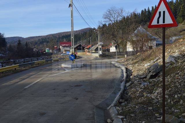 Povestea stâlpului care a răsărit în mijlocul unei şosele din comuna Suceviţa