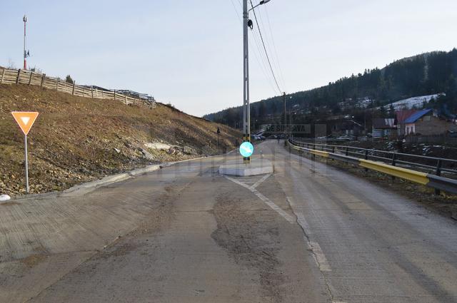 Povestea stâlpului care a răsărit în mijlocul unei şosele din comuna Suceviţa